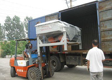 直線振動篩設(shè)備廠家碳鋼單層產(chǎn)品發(fā)貨現(xiàn)場圖片展示